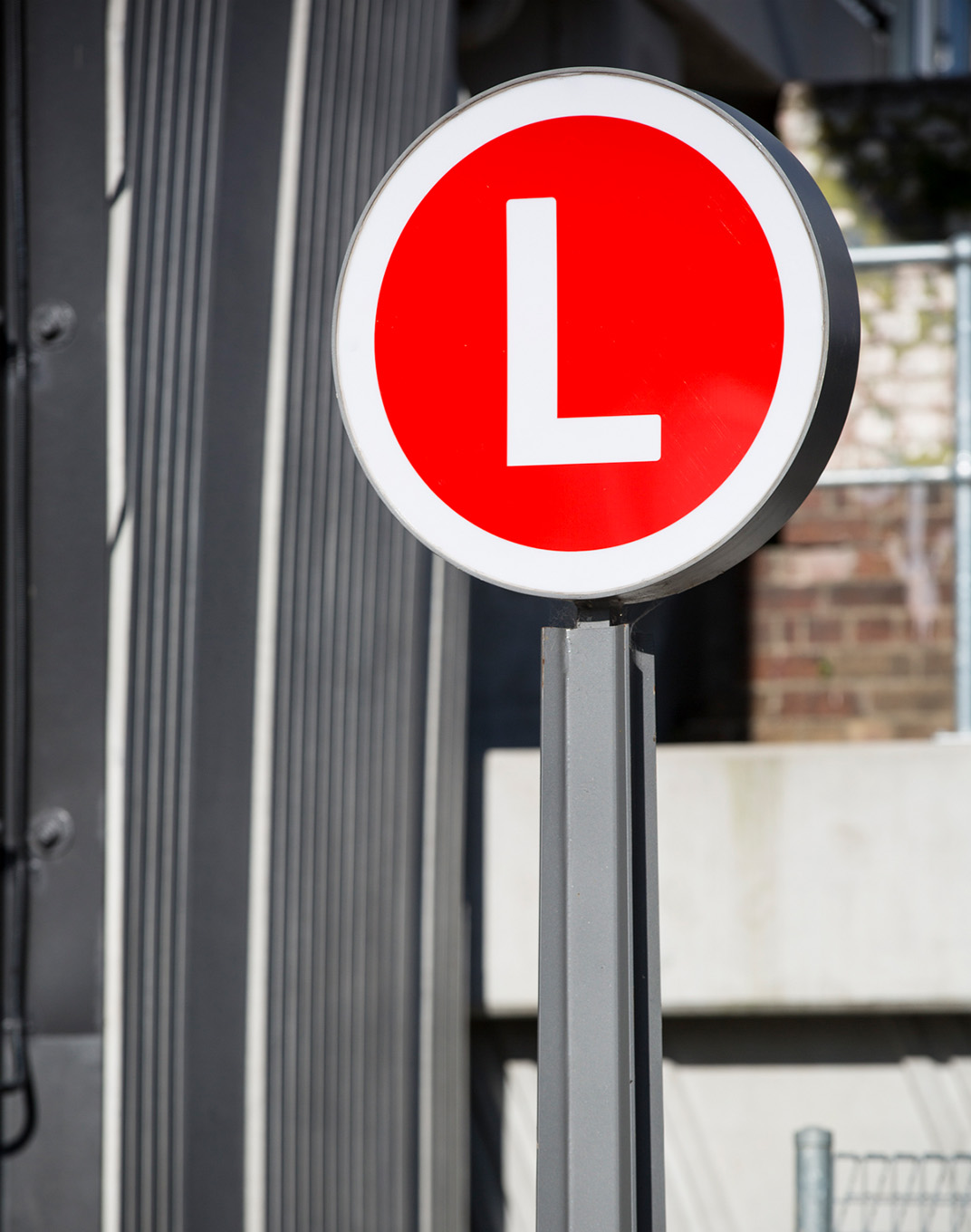 Clear arrival wayfinding identifiers