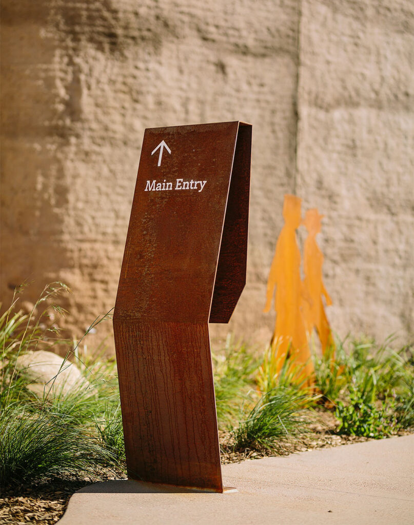 A refined use of materiality within the wayfinding reflects the architecture and landscape of the Gallery site.